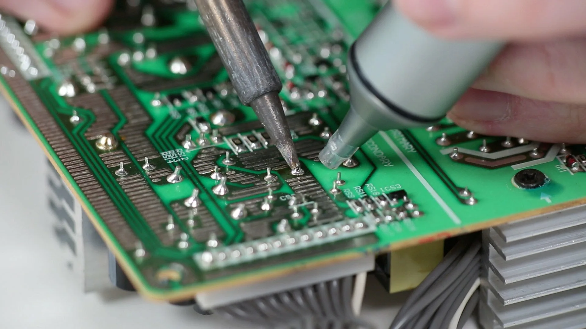 Пайка SMD-компонентов индукционной паяльной станцией
